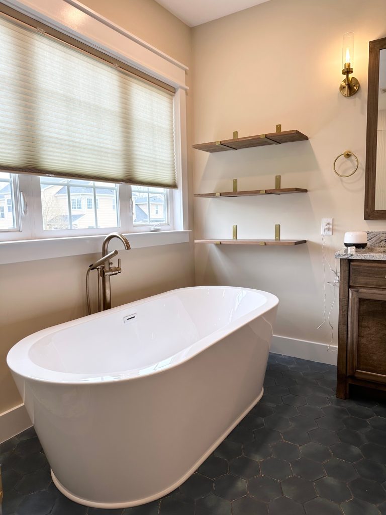 beautiful bath area with bathtub