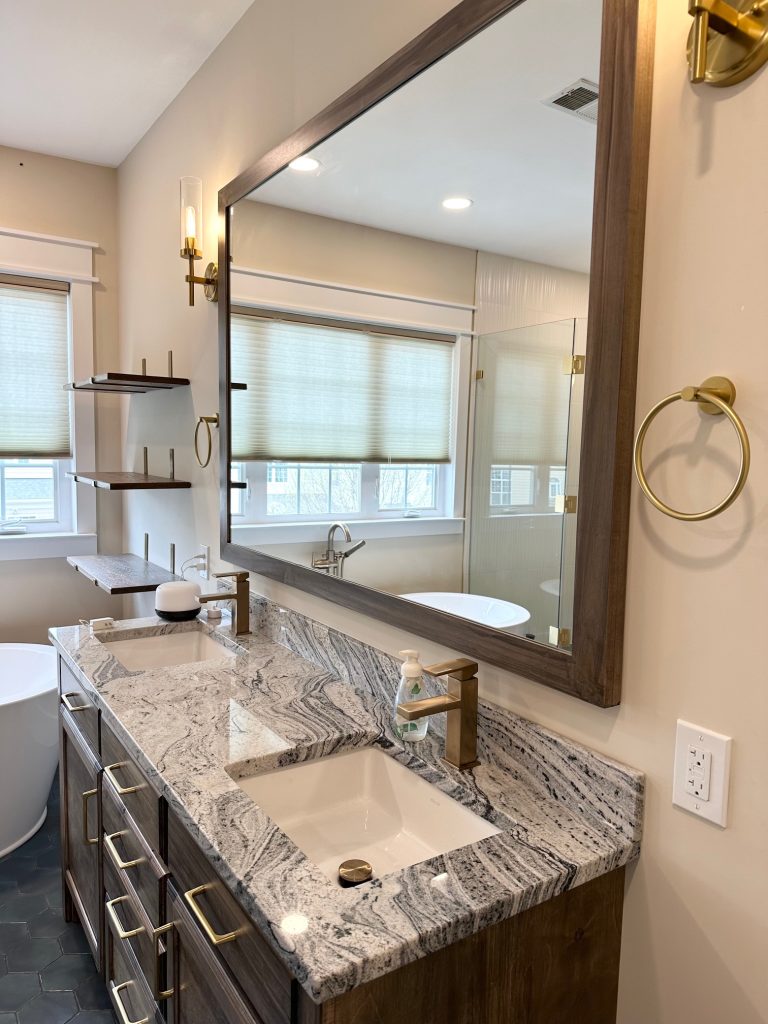 mirror with wash basin