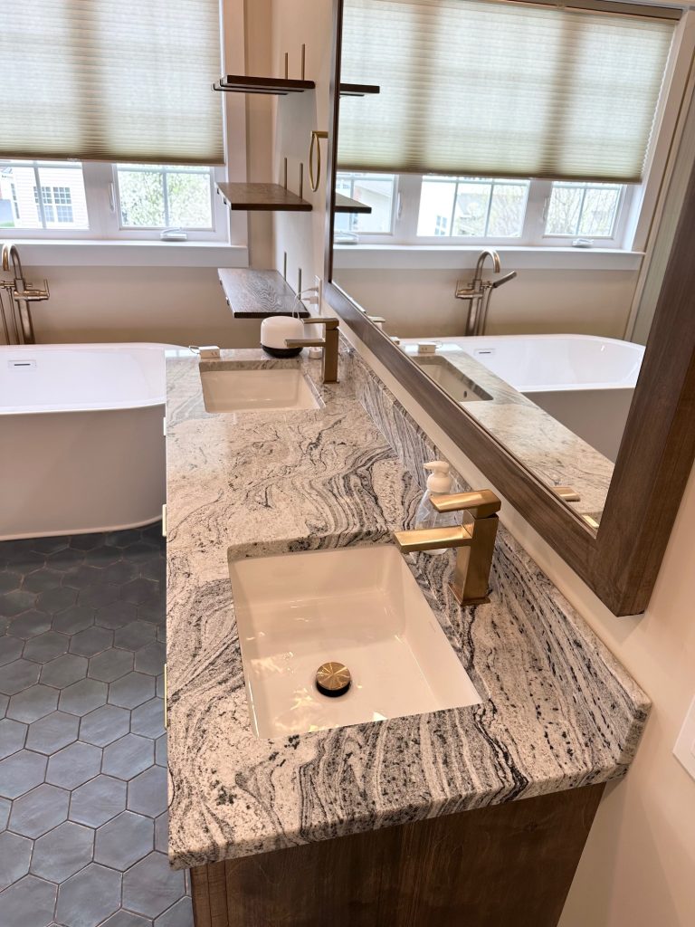 washbasin with mirror