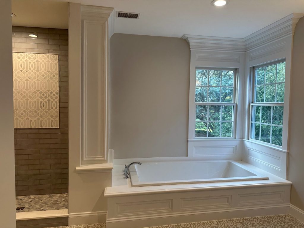 a clean beautiful bath area with bathtub