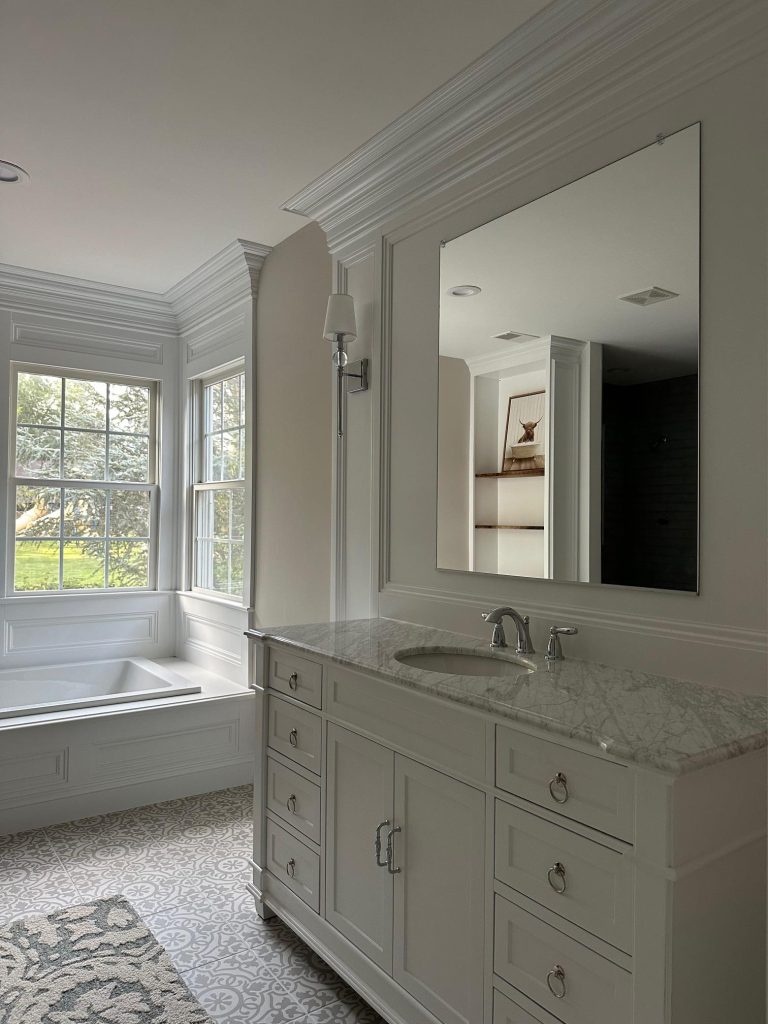 washbasin and bathtub in the bathroom