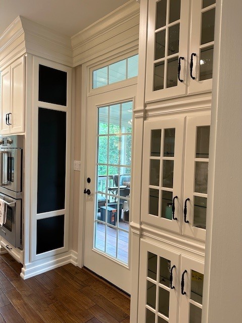 Modern kitchen corner with door
