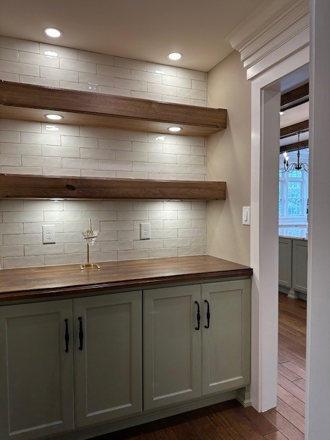 Modern kitchen with shelves